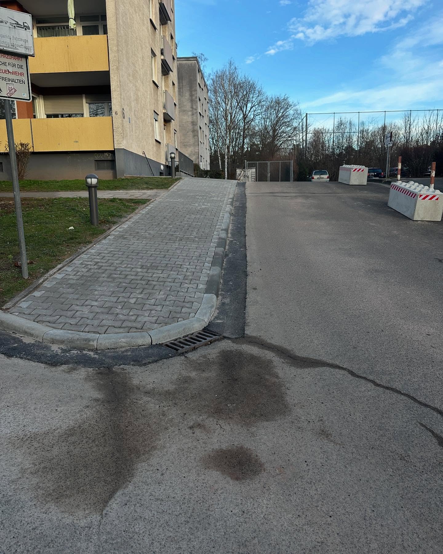 Fertig gepflasterte Feuerwehrzufahrt mit abgesenkter Bordsteinkante