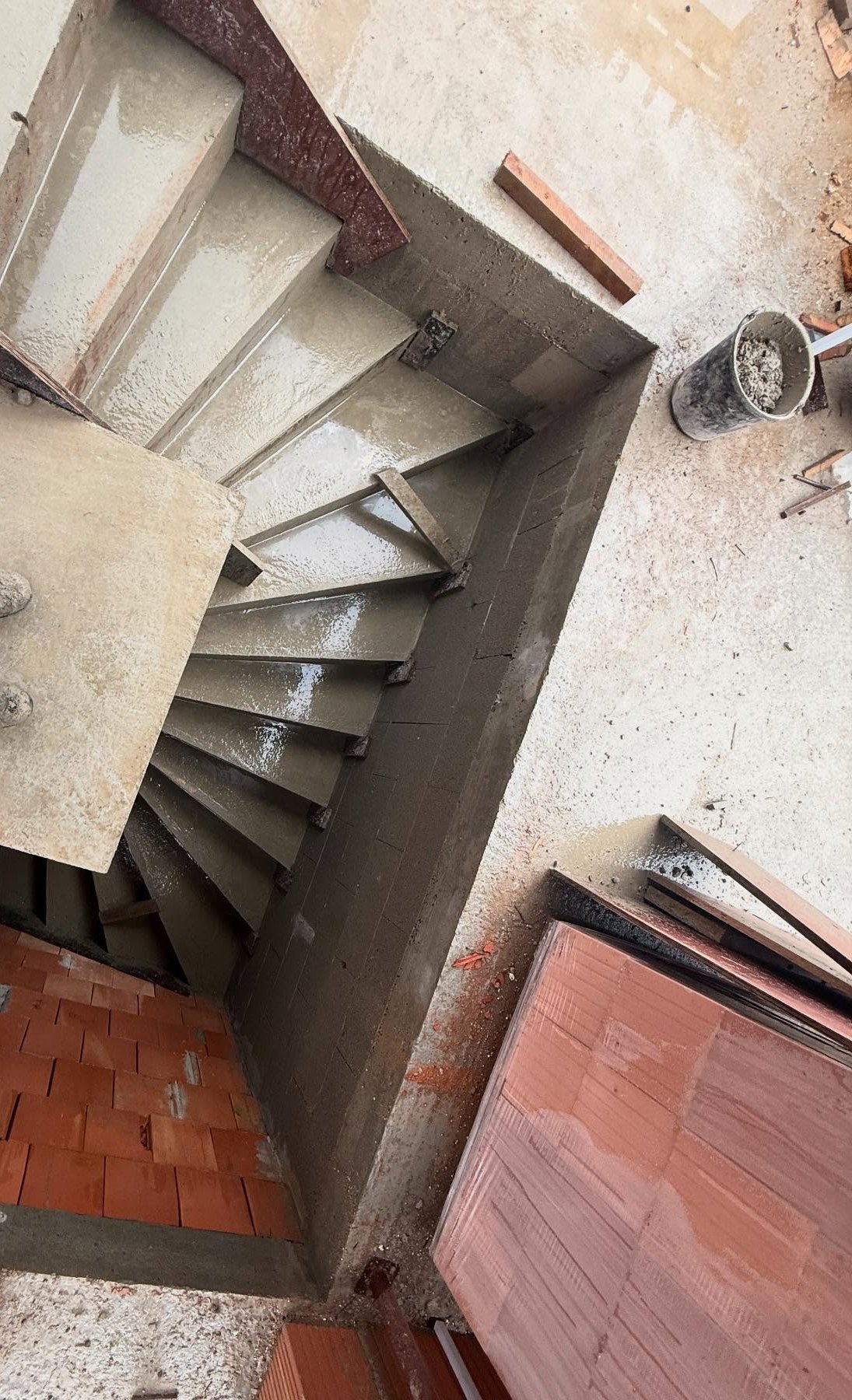 Dieselbe Treppe nach dem Ausschalen: fertig betonierte halbgewendelte Ortbetontreppe
