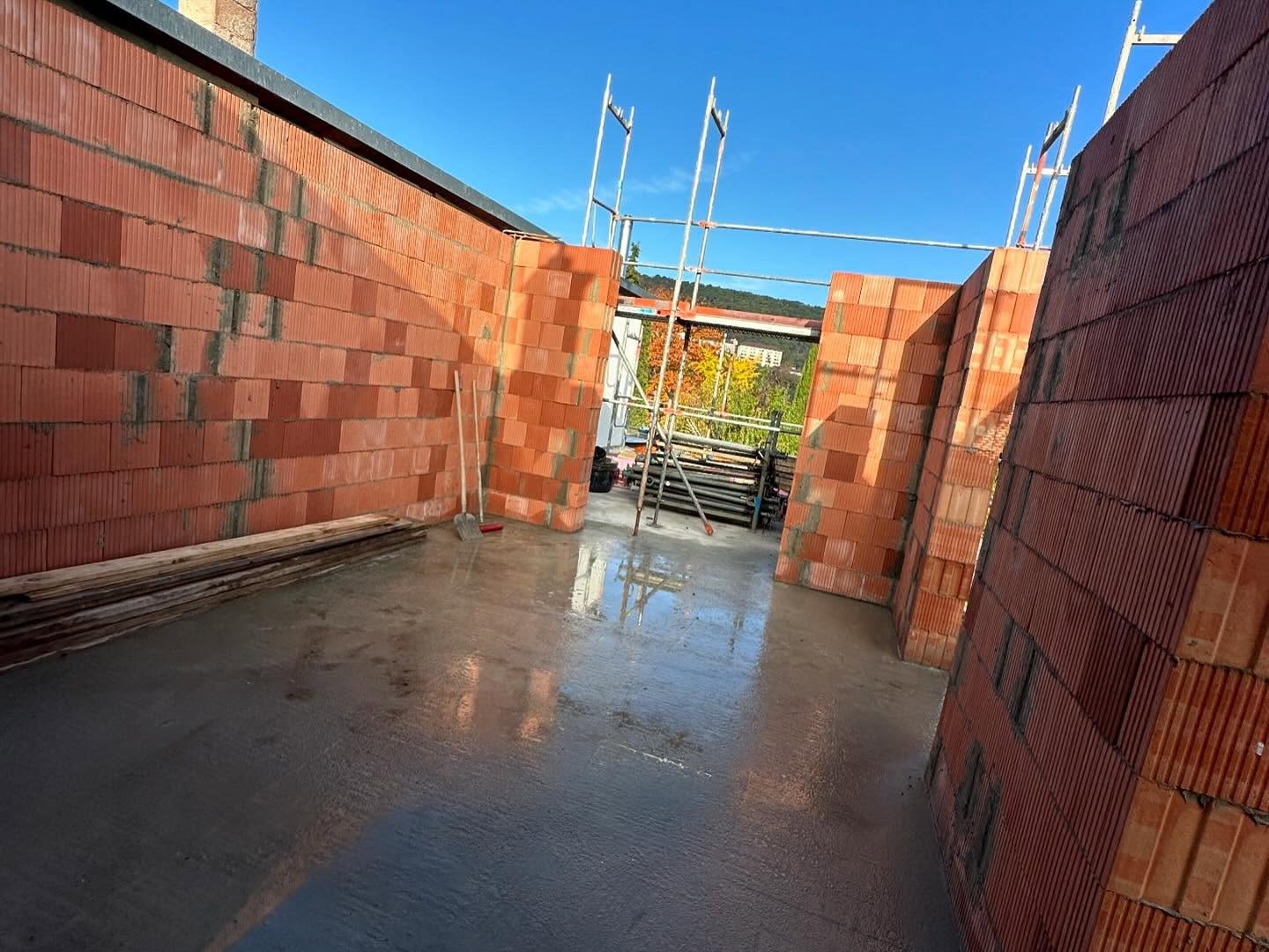 Frisch gesetztes Poroton-Mauerwerk im Obergeschoss auf einer Betondecke