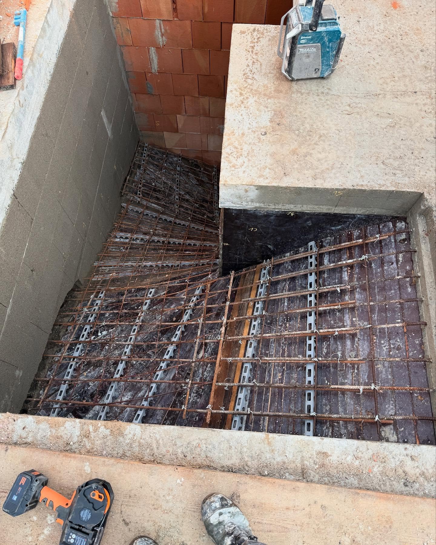 Fertig bewehrte Schalung einer halbgewendelten Betontreppe von oben